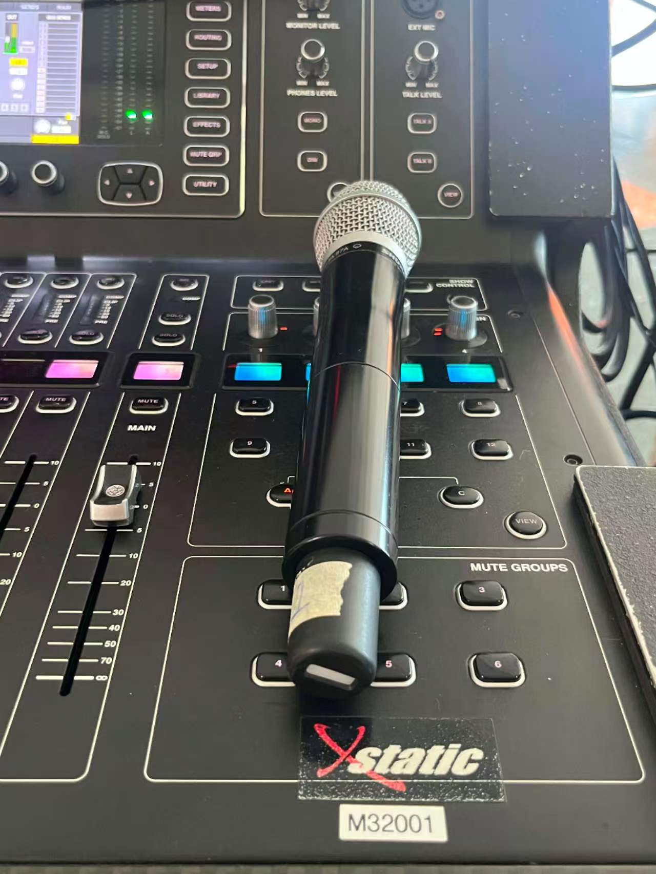 How to Choose Wireless Microphones for Commercial Performances